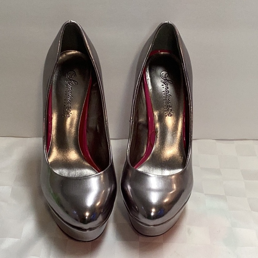Signature Sole by ShoeDazzle, size 6.5, silver w/ pink sole, 5” heels